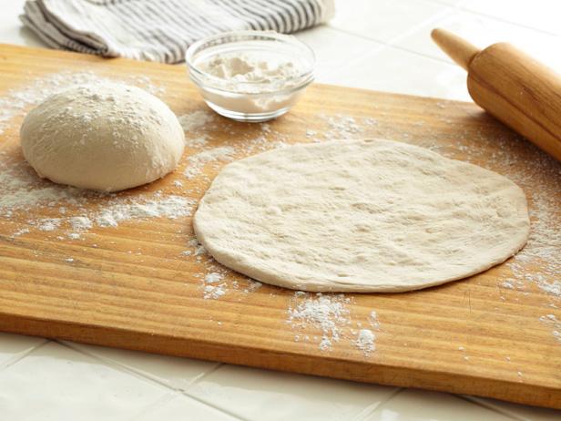 So einfach geht's: Pizzateig zubereiten