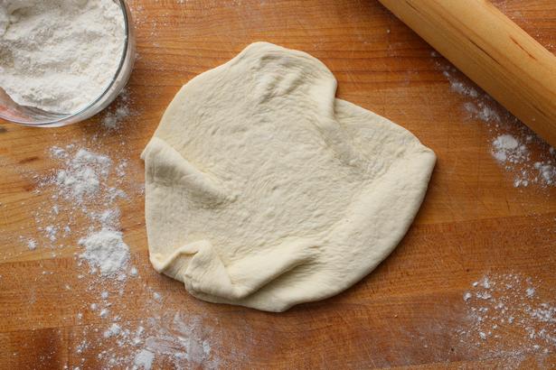 Wie man dünnen italienischen Pizzateig zubereitet