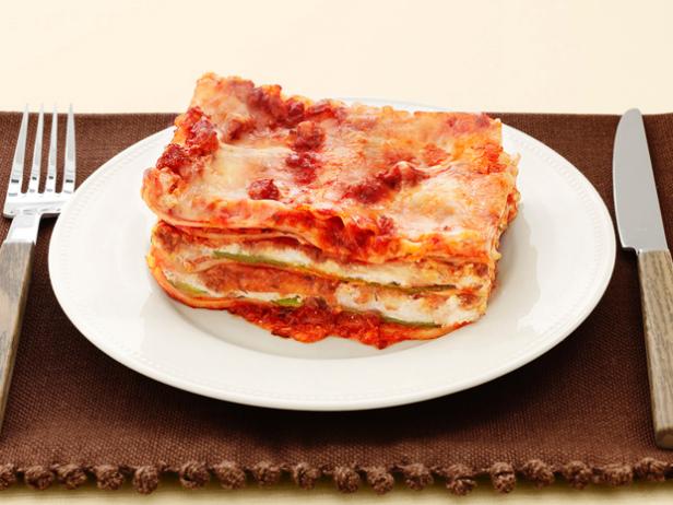 Wie man Lasagne mit Kürbis und Hackfleisch zubereitet