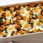 طاجن مع النقانق والبيض