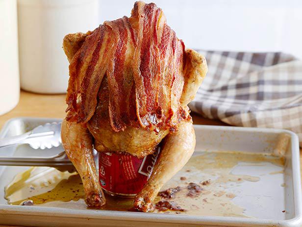 Wie man Bierdosenhähnchen mit Speck zubereitet