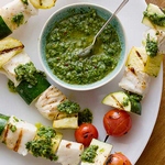 Fischspieße mit Chimichurri- und Basilikumsauce