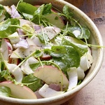 Elma ve jambonlu salata
