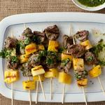 Rindfleischspieße mit Ananas-Petersilien-Sauce
