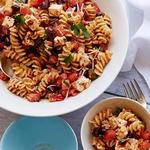 Nudelsalat mit sonnengetrockneten Tomaten und Feta-Käse