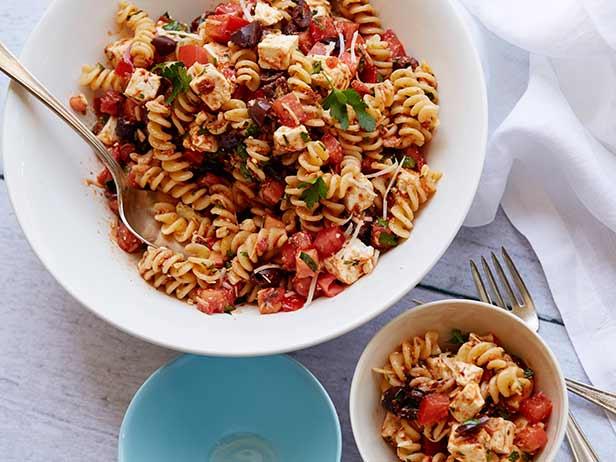 طريقة تحضير سلطة المعكرونة مع الطماطم المجففة وجبنة الفيتا