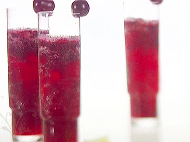 Wie man einen Kirsch-Mojito mit Crushed Ice zubereitet