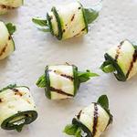 Gegrillte Zucchiniröllchen mit Kräutern und Käse
