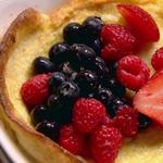 Pfannkuchen mit Milch und drei verschiedenen Beerensorten