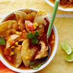 Tortillasuppe mit Hühnchen und Mais