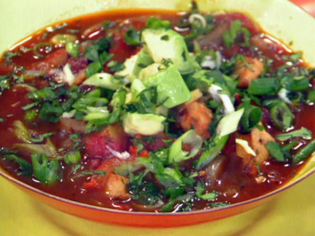 Wie man Tomaten-Tortilla-Suppe mit Hühnchen und Avocado zubereitet