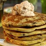 Milchpfannkuchen mit Schokoladenstückchen und Zimt-Schlagsahne