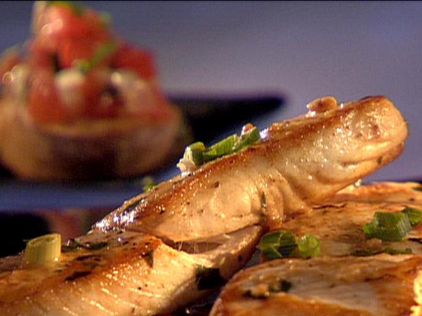 Come preparare - Halibut in salsa all'aglio con bruschetta al pomodoro