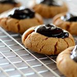 Erdnussbutter- und Johannisbeermarmeladenkekse