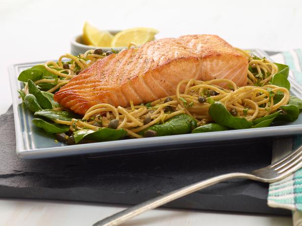 Rezept für Vollkornspaghetti mit Zitrone, Basilikum und Lachs