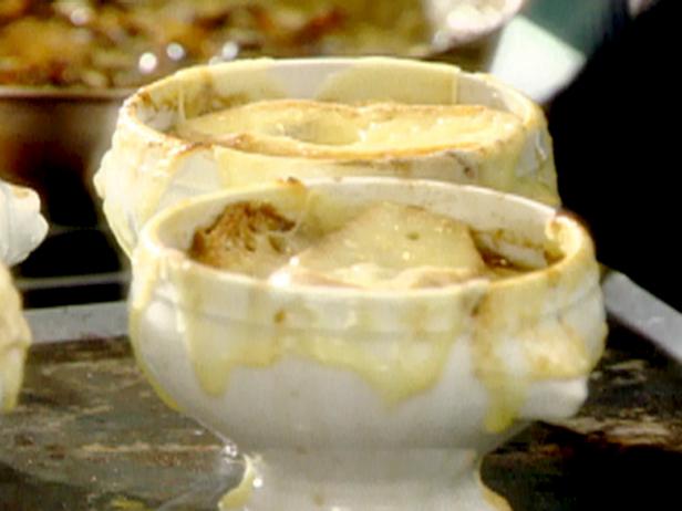 Zubereitung - Französische Zwiebelsuppe mit Käsecroutons