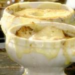شوربة البصل الفرنسية مع قطع الخبز المحمص بالجبن