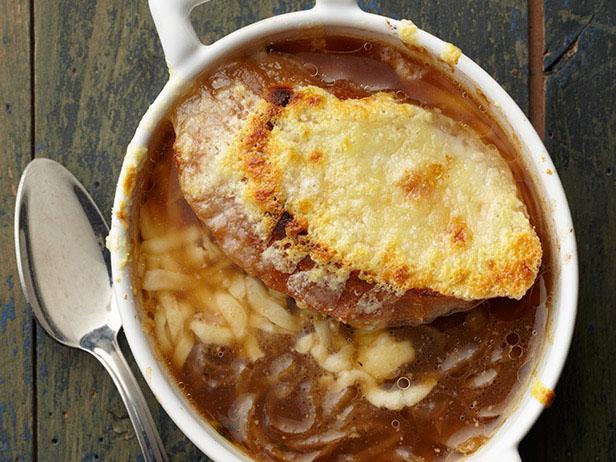 Come preparare la zuppa di cipolle francese con limone e due tipi di formaggio