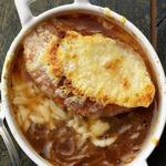 Französische Zwiebelsuppe mit Zitrone und zwei Käsesorten