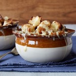 Französische Zwiebelsuppe im Topf