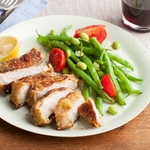 Naturbelassene Schweinelendenkoteletts in Käsepanade