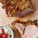 Schweinelende mit Knochen, Kartoffelkruste und Pestosauce