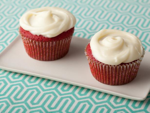 So backt man Red Velvet Cupcakes mit Frischkäse-Frosting