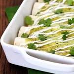 Hühnchen-Enchiladas mit Avocado-Tomatillo-Sauce