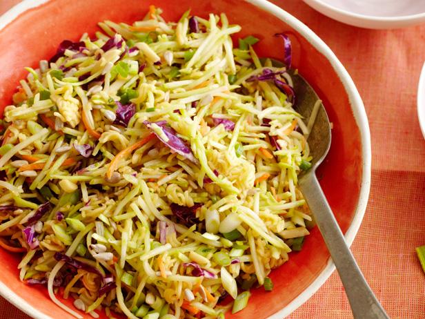 Come preparare un'insalata di broccoli e noodles