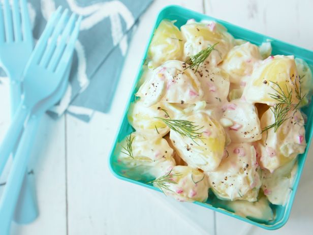 Wie man Kartoffelsalat mit Mayonnaise, Senf und Dill zubereitet