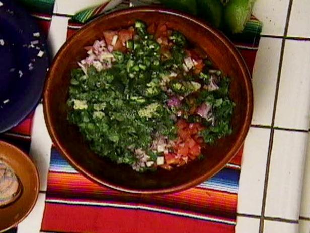 Wie man Tomaten-Jalapeño-Salsa zubereitet