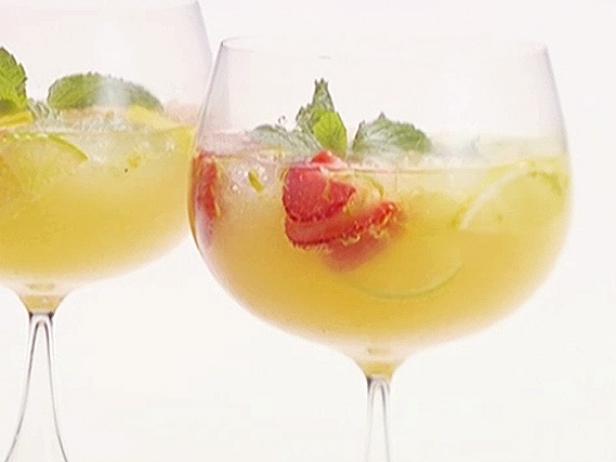 Wie man Champagner-Sangria zubereitet