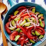 Tomaten-, Zwiebel- und Gurkensalat