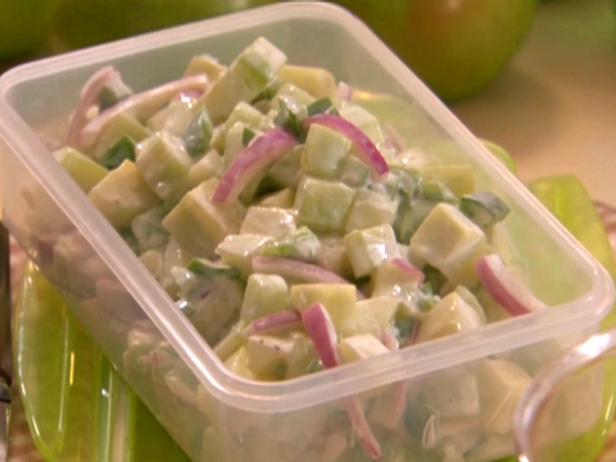 So bereiten Sie einen frischen Gurkensalat zu