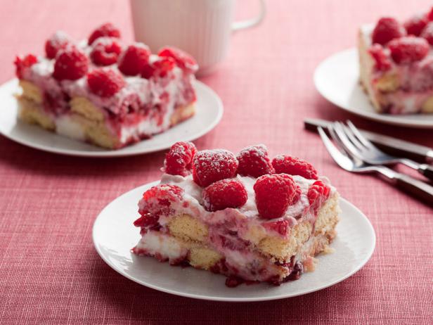 Wie man Tiramisu mit Himbeeren und Mascarpone zubereitet