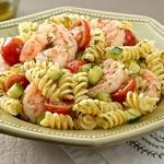 Garnelensalat mit Nudeln, Gurken und Tomaten