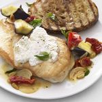 Hähnchen mit einer Beilage aus sonnengetrockneten Tomaten und Auberginen