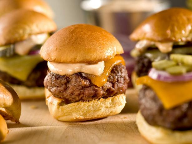 Zubereitung von Slider-Burgern mit würziger Mayonnaise