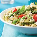 Spargel mit Quinoa-Salat und Olivenvinaigrette