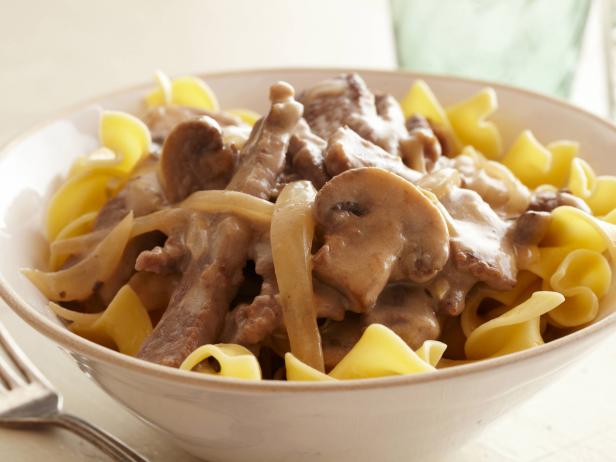 Wie man Rindfleisch Stroganoff mit Pilzen und Eiernudeln zubereitet
