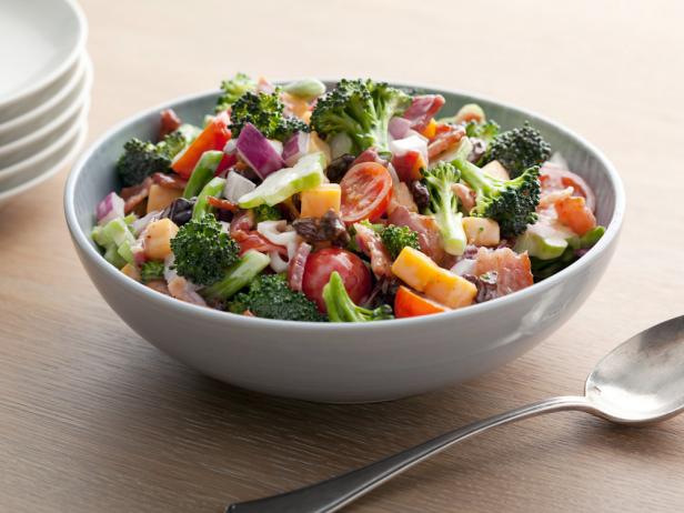 Come preparare un'insalata di broccoli e pomodori
