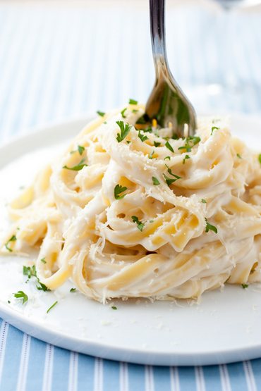 So bereiten Sie Fettuccine-Nudeln mit Alfredo-Sauce zu
