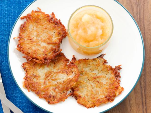 Wie man Latkes zubereitet – Kartoffelpuffer