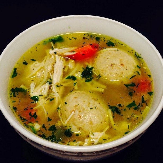 Wie man Hühnersuppe mit Gemüse und Klößen zubereitet