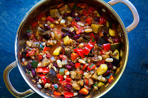 Zubereitung - Vegetarisches Chili mit Bohnen, Zucchini und Pilzen