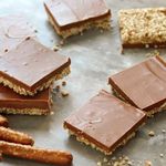 Schokoladen-Erdnussbutter-Erdbeer-Brownies ohne Backen