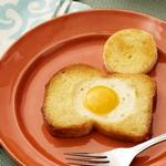 Spiegeleier im Brot in der Pfanne