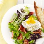Salat nach Café-Art mit pochiertem Ei und Speck