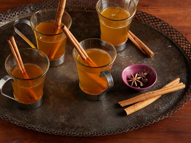 Wie man gewürzten Apfelwein zubereitet