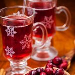 Heißer Apfelwein mit Preiselbeeren